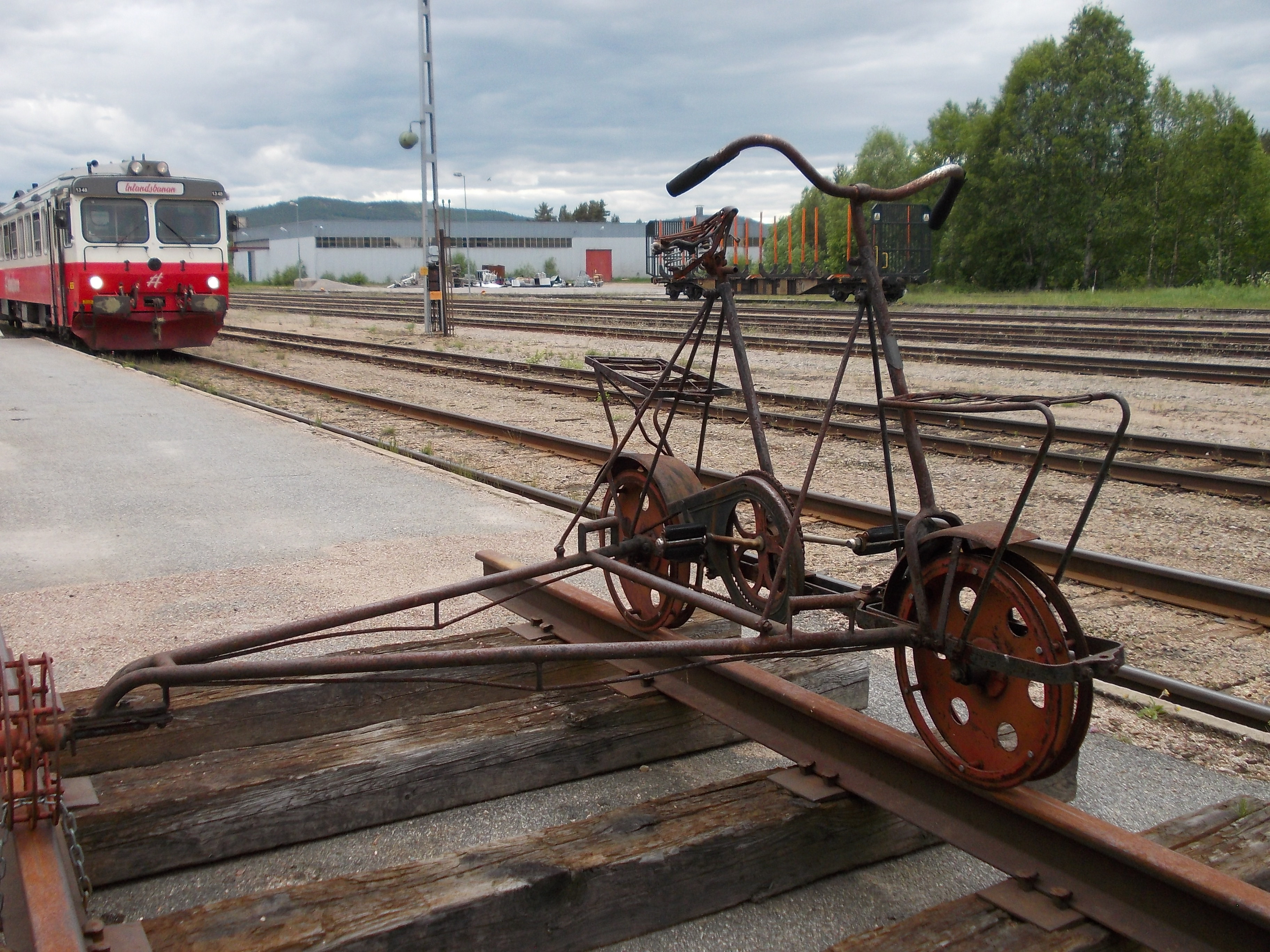 Bahnhof in Sveg mit altem Fahrrad