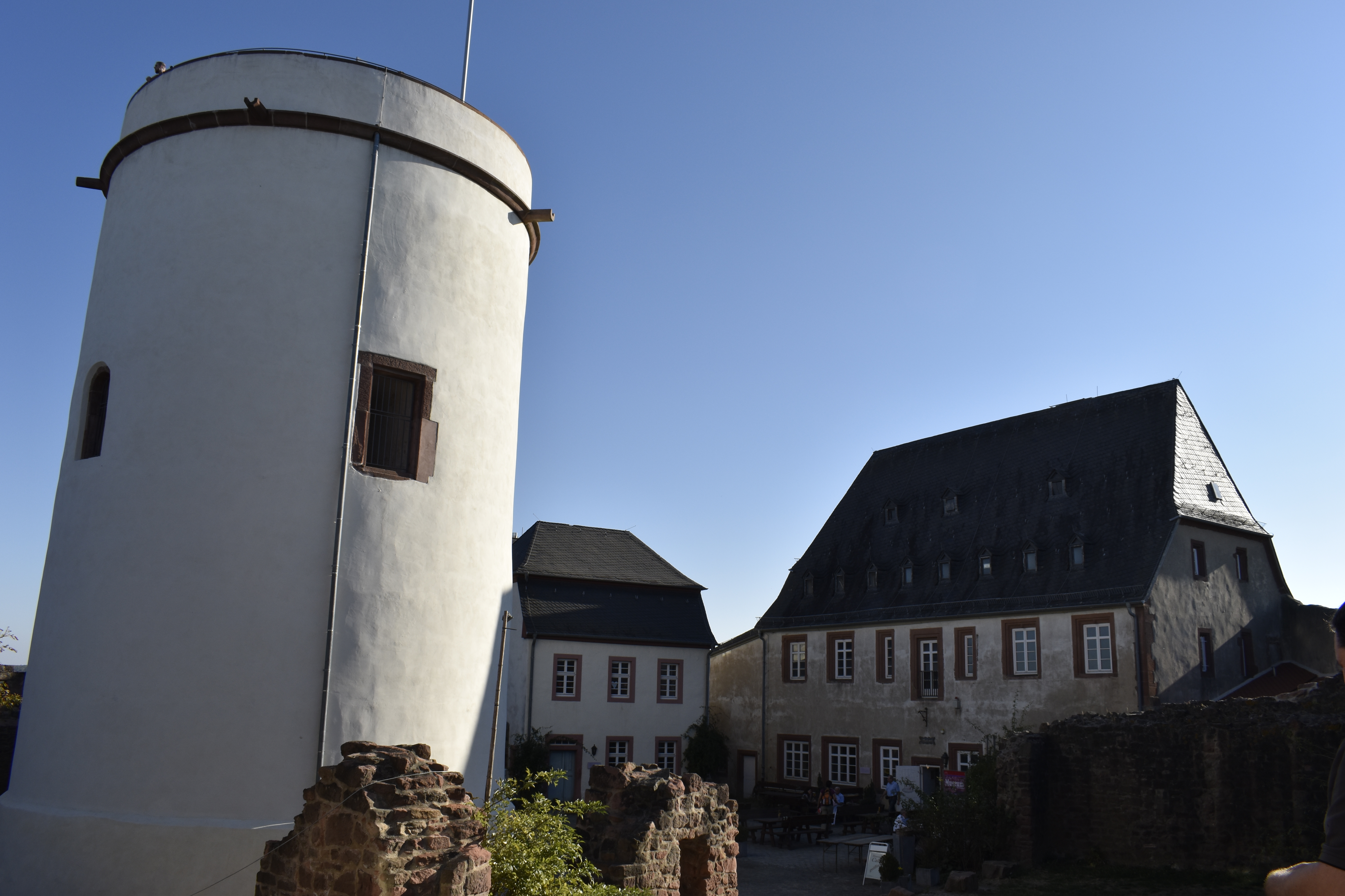 Burghof der Veste Otzberg mit Aussichtsturm