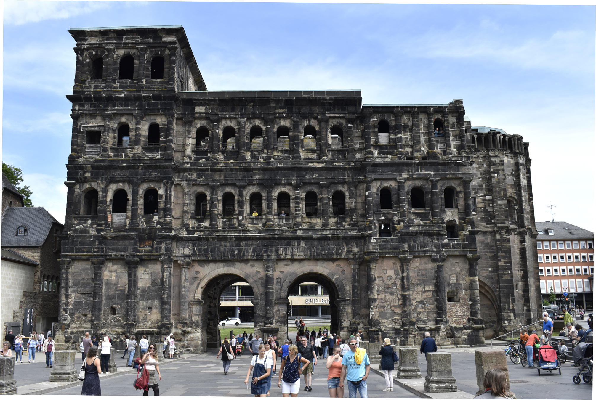Das bekannte römische Stadttor Porta Nigra, das als das Wahrzeichen von Trier gilt.